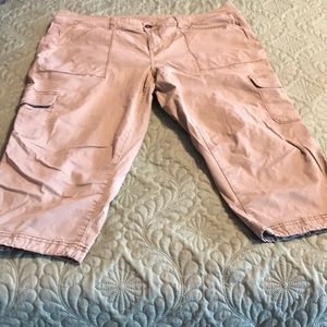 Light tan button front Capri cargo pants
